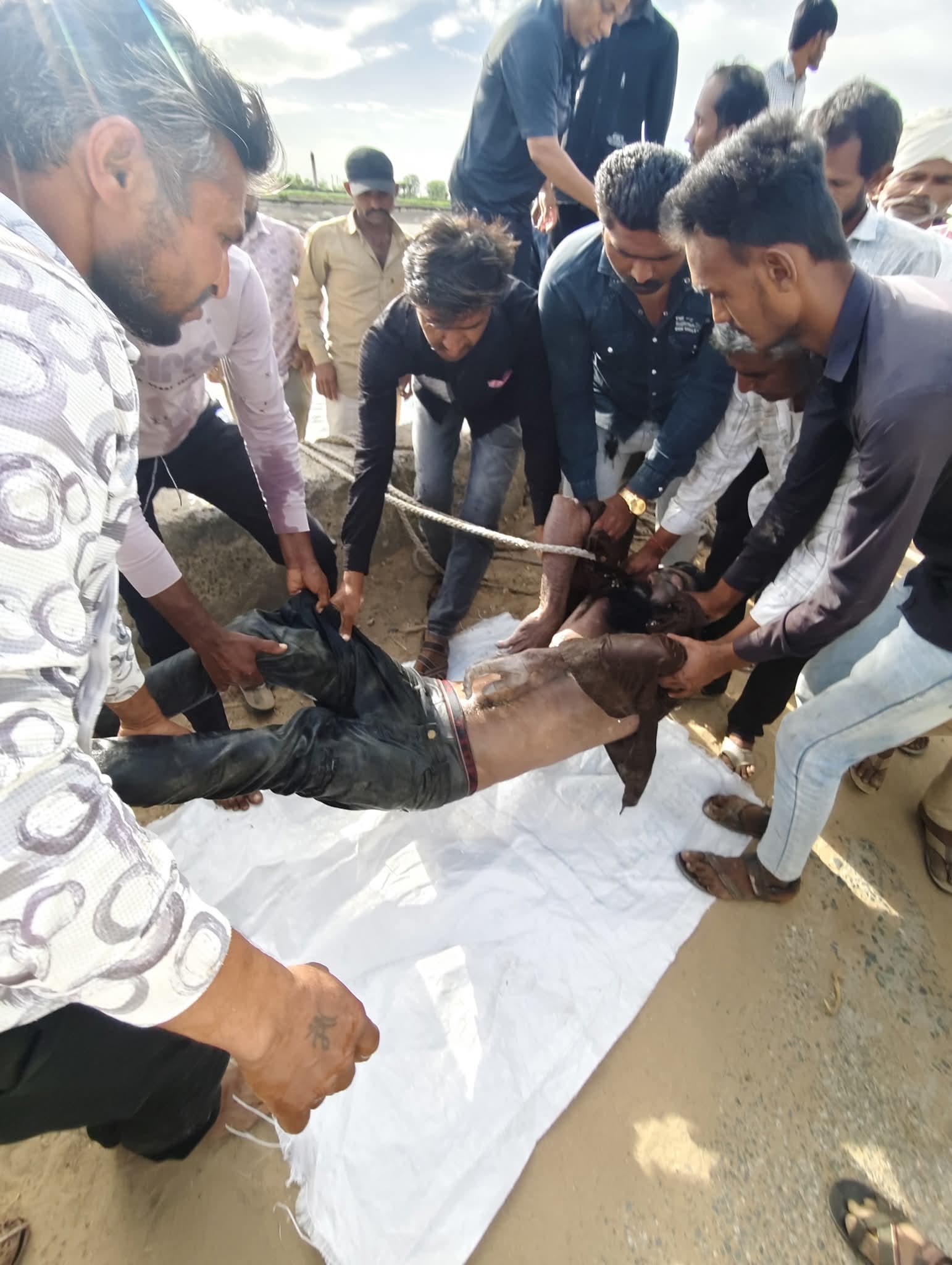 થરાદ નર્મદા કેનાલમાં ઝંપલાવનાર યુવકનો મૃતદેહ જાદલા પુલ પાસે મળ્યો. 1 FB IMG 1775397966490