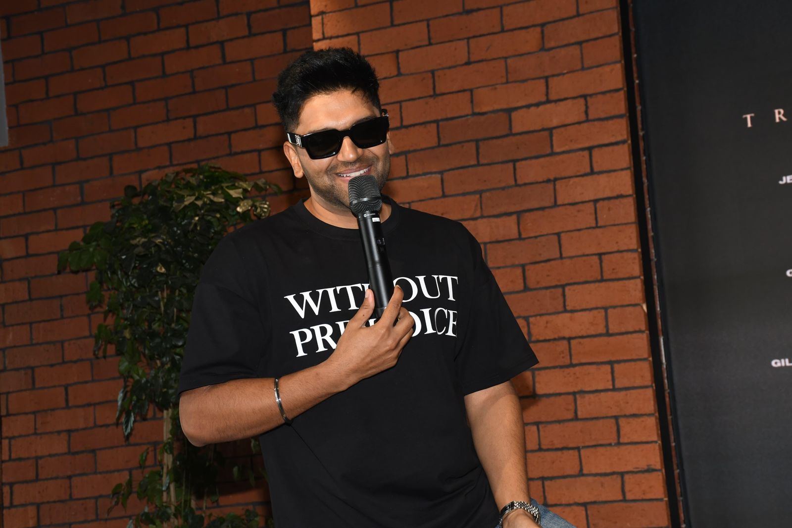 गुरु रंधावा ने अपने पहले इंडिपेंडेंट एल्बम ‘विदआउट प्रेजुडिस’ को किया रिलीज़, इस एल्बम मैं है कुल 9 गाने जो लोगो को कर रहे है आकर्षित