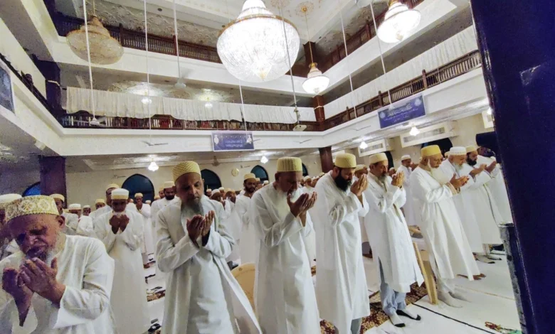 EID 2025| ભોપાલમાં ઈદ નિમિત્તે વિરોધ પ્રદર્શન ચાલી રહ્યા છે, મુસ્લિમો કાળી પટ્ટી પહેરીને મસ્જિદ પહોંચ્યા