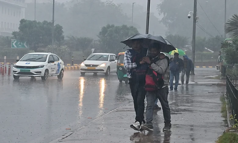UP Weather: યુપીમાં ખેડૂતો પર હવામાન વિનાશ લાવશે! આજે 55 જિલ્લામાં વાવાઝોડા સાથે વરસાદની ચેતવણી 1 UP Weather: યુપીમાં ખેડૂતો પર હવામાન વિનાશ લાવશે! આજે 55 જિલ્લામાં વાવાઝોડા સાથે વરસાદની ચેતવણી