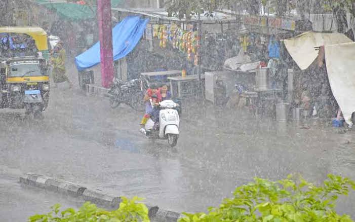 ગુજરાતમાં ભારે પવન સાથે વરસાદ:મહુવા અને હાંસોટમાં અઢી ઇંચ વરસાદથી રસ્તાઓ પાણી પાણી 1 ગુજરાતમાં ભારે પવન સાથે વરસાદ:મહુવા અને હાંસોટમાં અઢી ઇંચ વરસાદથી રસ્તાઓ પાણી પાણી