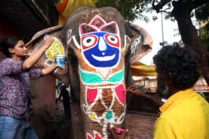 રથયાત્રાના એક દિવસ પહેલા ભગવાન જગન્નાથે ધારણ કર્યો 'સોનાવેશ', મોસાળમાં તૈયારીઓનો ધમધમાટ