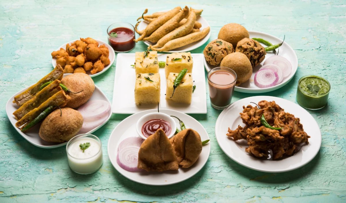 વરસાદમાં આ સ્વાદિષ્ટ ભારતીય નાસ્તા ખાઓ અને ભીની સાંજને યાદગાર બનાવો 1 thenewsdk.in