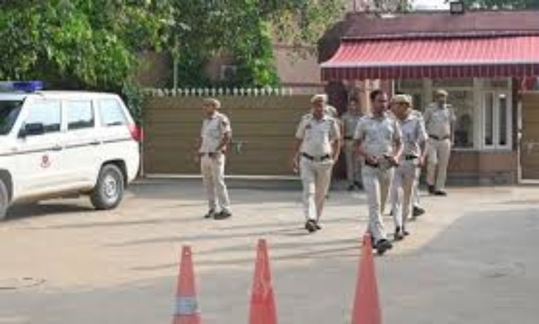New Delhi : દિલ્હીની શાળામાં બોમ્બ બ્લાસ્ટની ધમકી, પોલીસતંત્ર દોડતું થયું 1 thenewsdk.in