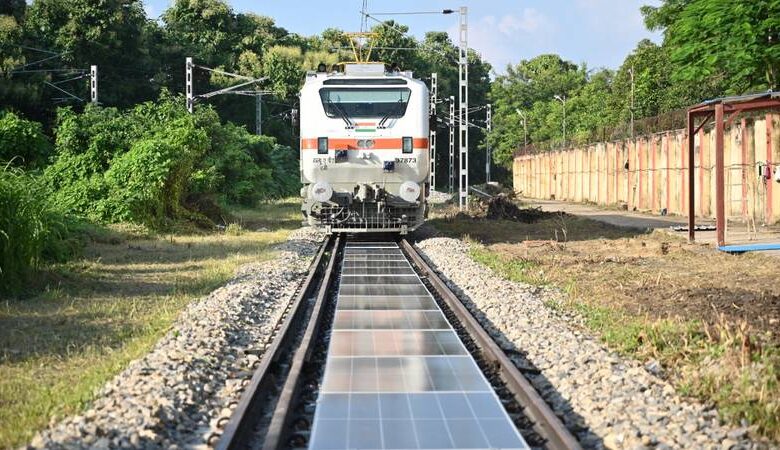 Indian Railways : ભારતીય રેલવે દ્વારા એક મોટી સિદ્ધિ... પહેલીવાર ટ્રેક વચ્ચે સોલાર પેનલ લગાવવામાં આવ્યા 1 thenewsdk.in