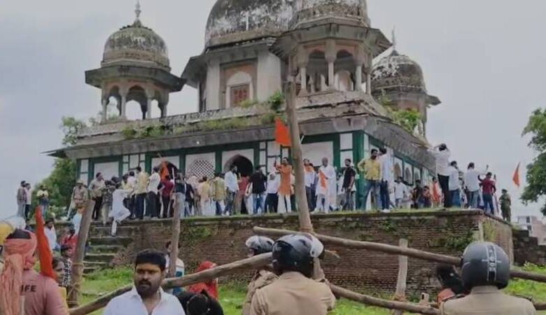 Fatehpur Tomb: ઉત્તરપ્રદેશમાં ધાર્મિક સ્થાનને લઈને વધુ એક વિવાદ, તોડફોડ કરવામાં આવી 1 thenewsdk.in