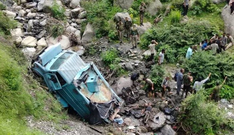 Udhampur CRPF Bunker Vehicle Accident: વાહન લપસીને 200 ફૂટ ઊંડી ખીણમાં ખાબક્યું 1 thenewsdk.in