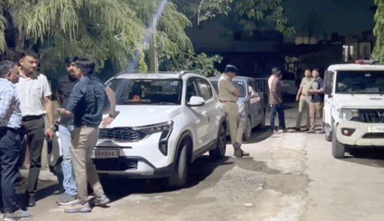 Ahmedabad Firing ગોળી વાગતા એકનું મોત, મૃતકના ખિસ્સામાંથી સ્યુસાઈડ નોટ મળતા રહસ્ય ઘેરાયું 1 thenewsdk.in
