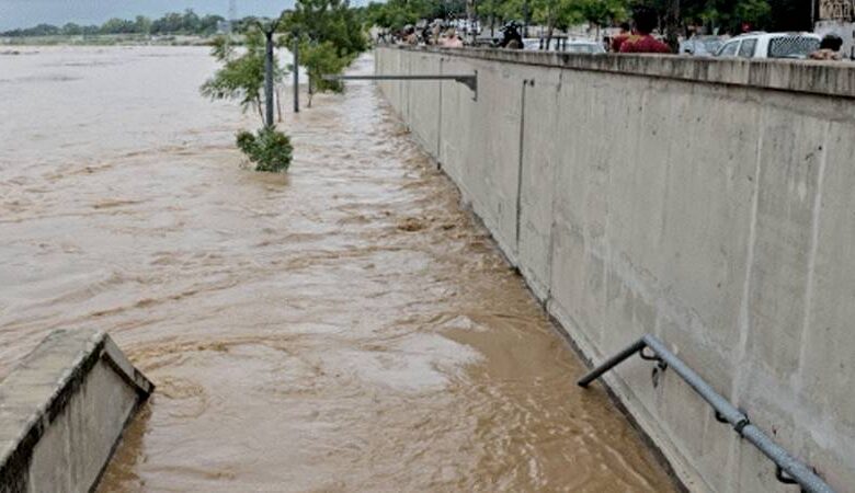 Ahmedabad News: અમદાવાદીઓ સતર્ક રહેજો! સાબરમતીમાં ફરી પાણી છોડાયું, સુભાષબ્રિજ પર વ્હાઈટ સિગ્નલ 1 thenewsdk.in