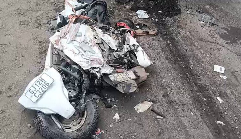 Accident in Kutch : અંજાર-મુન્દ્રા હાઈવે પર ગમખ્વાર અકસ્માત: ટ્રેલરના કન્ટેનરની અડફેટે આવતા 3ના મોત 1 thenewsdk.in