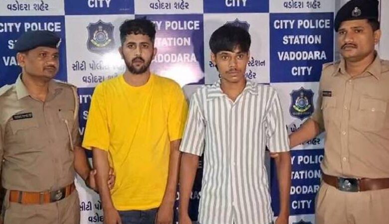 Vadodara News: વડોદરામાં ગણેશજીની મૂર્તિ પર ઈંડા ફેંકવાનો આરોપીઓનું જાહેરમાં સરઘસ કાઢી પોલીસે સબક શિખવ્યો! 1 thenewsdk.in