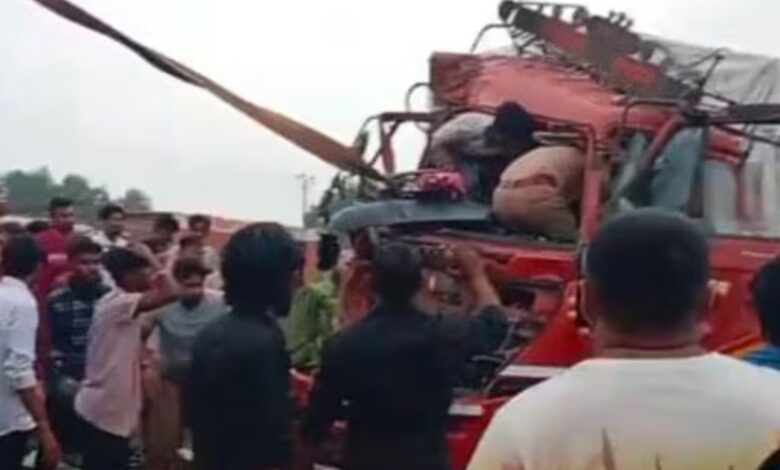 Surat accident ; ટ્રકનું સ્ટેરિંગ લોક થઈ જતાં સર્જાયો અકસ્માત, ફસાયેલા ડ્રાઈવરને કાઢવા ક્રેઈન બોલાવી પડી 1 thenewsdk.in