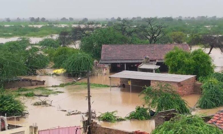 Patan : પાટણના વૌવા ગામે પૂરનું તાંડવ: NDRF આવે તે પહેલાં યુવાનોએ 100થી વધુ લોકોને બચાવ્યા 1 thenewsdk.in