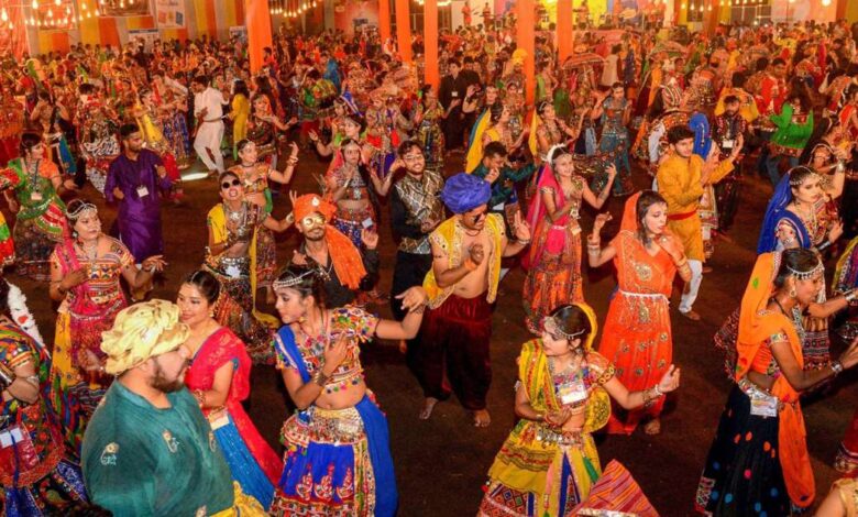 Ahmedabad navratri : અમદાવાદમાં આ વખતે 275થી વધુ સ્થળે ગરબા રમાશે, વાયરિંગ ખુલ્લા હશે તો પણ નહીં મળે મંજૂરી 1 thenewsdk.in