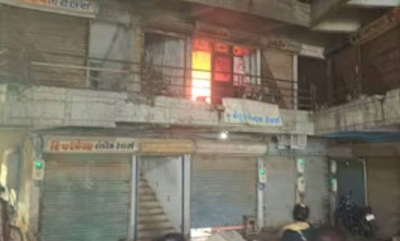 Ahmedabad : પતિએ પત્ની અને સાસુ પર જ્વલનશીલ પદાર્થ છાંટીને જીવતી સળગાવવાનો પ્રયાસ કર્યો 1 thenewsdk.in