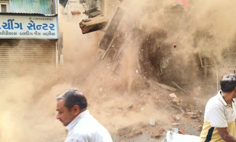 Ahmedabad : કાલુપુર વિસ્તારમાં જર્જરિત ઈમારત બની જાહેર જાનમાલ માટે જોખમ 1 thenewsdk.in