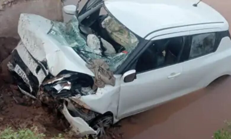 Surendranagar Accident : સુરેન્દ્રનગરમાં સ્ટિયરિંગ પરથી કાબુ ગુમાવતા કાર નદીમાં ખાબકી, એક જ પરિવારના ત્રણ સભ્યોનાં મોત 1 thenewsdk.in