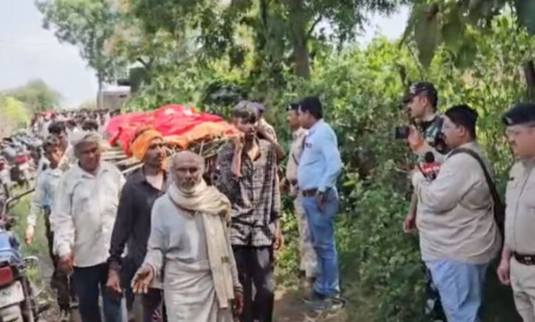 Madhya Pradesh : 11 લોકોના મોત પર બનાવટી શોક! બાળકો ભૂખથી પીડાતા રહ્યા અને મંત્રીઓએ કહ્યું, "સાંજ સુધીમાં કરીશું" 1 thenewsdk.in