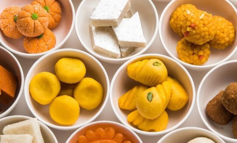 Diwali Foods: માવાથી લઈને ચાંદીના વરખ સુધી... દિવાળીની 5 લોકપ્રિય વસ્તુઓ જેમાં હોય છે ખૂબ જ ભેળસેળ 1 thenewsdk.in