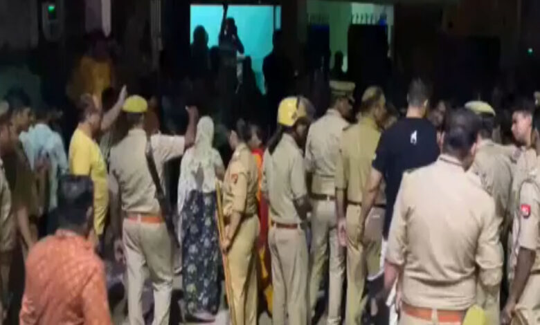 Accident : કાર ડ્રાઇવરે કાબુ ગુમાવતા ઘરની બહાર બેઠેલા લોકોને અડફેટે લીધા, 5ના મોત અને 2 ઘાયલ 1 thenewsdk.in