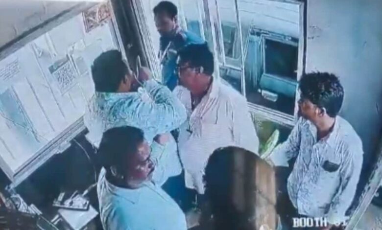 કર્ણાટકમાં ટોલ પ્લાઝાના કર્મચારી પર ભાજપ નેતાના પુત્રની દાદાગીરી : CCTV વીડિયો વાયરલ 1 thenewsdk.in
