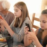 Morning Heart Attack Risk : સવારે હાર્ટ એટેકનું જોખમ કેમ વધારે? જાણો કારણો અને બચાવના સરળ ઉપાય 1 મોબાઇલ ફોનથી બગડે છે ખાવાની આદતો! નવા સંશોધનમાં ચોંકાવનારો ખુલાસો