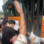 Surat BRTS Bus Viral Video : સુરતમાં BRTS ડ્રાઈવરની ઘોર બેદરકારી! ચાલુ બસે વૃદ્ધનો હાથ ફસાયો, રસ્તા પર 2-3 ફૂટ સુધી ઢસડાયા