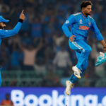 Virat Kohli lookalike Karwa Chauth : વિરાટ કોહલીનો એવો ક્રેઝ! ‘નકલી કોહલી’એ ફોટો જોઈ તોડી દીધો કરવા ચોથનો ઉપવાસ, વીડિયો જોઈને હસી પડશો! 2 India vs England World Cup : લખનૌમાં શમી-બુમરાહનો કહેર! ઇંગ્લેન્ડની ટીમ 129 રનમાં ઢેર, 229 રનના સ્કોર બાદ ભારતે કેવી રીતે મારી બાજી?